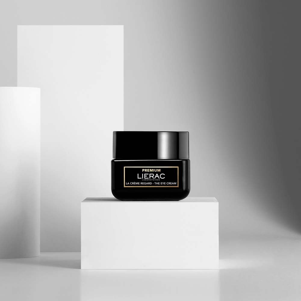 Schwarzer Tiegel auf weißem Podest. Aufschrift: LIERAC LA CRÈME REGARD - THE EYE CREAM.