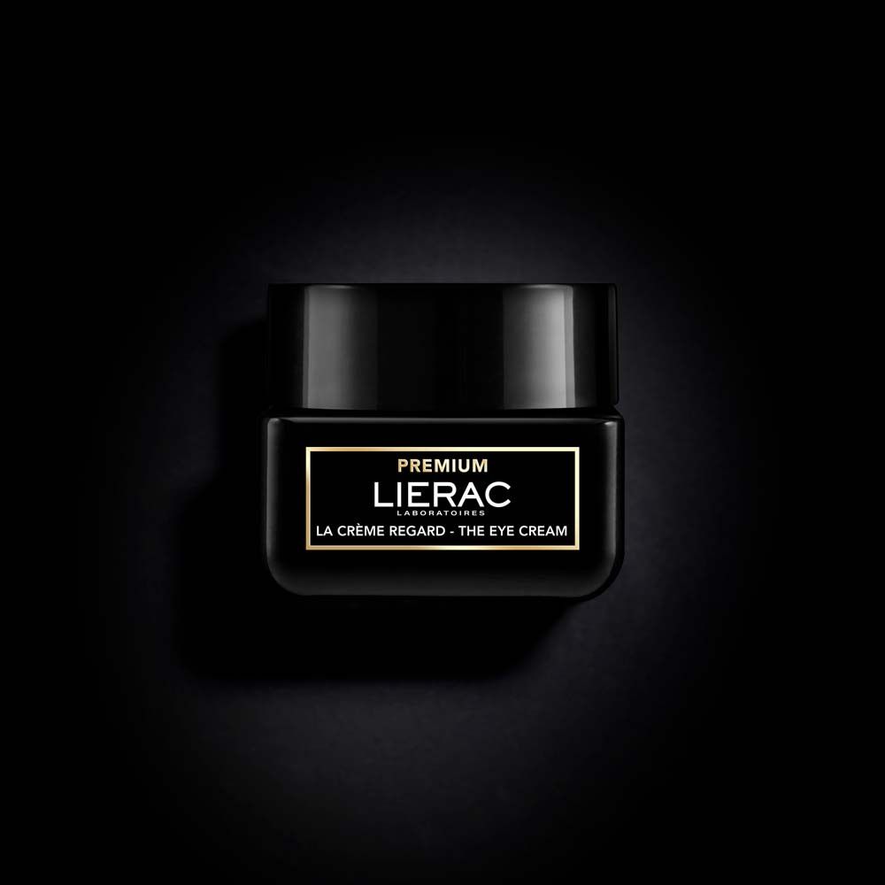 Schwarzer Tiegel mit Deckel. Aufschrift: PREMIUM LIERAC LA CRÈME REGARD - THE EYE CREAM.