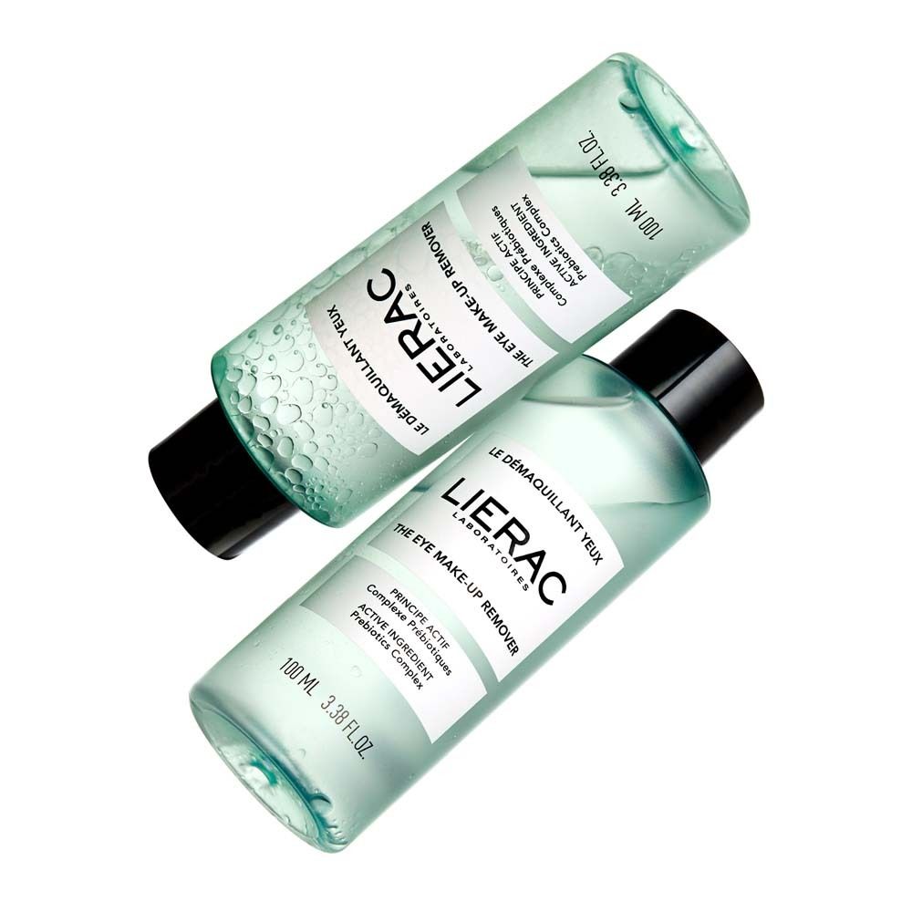 Zwei Flaschen Augen-Make-up-Entferner von LIERAC. Schwarze Deckel. Aufschrift: The Eye Make-Up Remover. 100 ml.