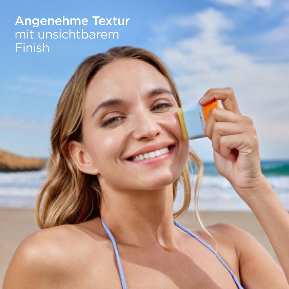 Frau trägt ISDIN Fotoprotector Invisible Stick auf. Produkt wird auf das Gesicht aufgetragen.