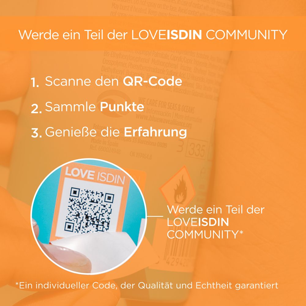 Person scannt QR-Code auf Produktverpackung. Text: Werde Teil der LOVEISDIN COMMUNITY.