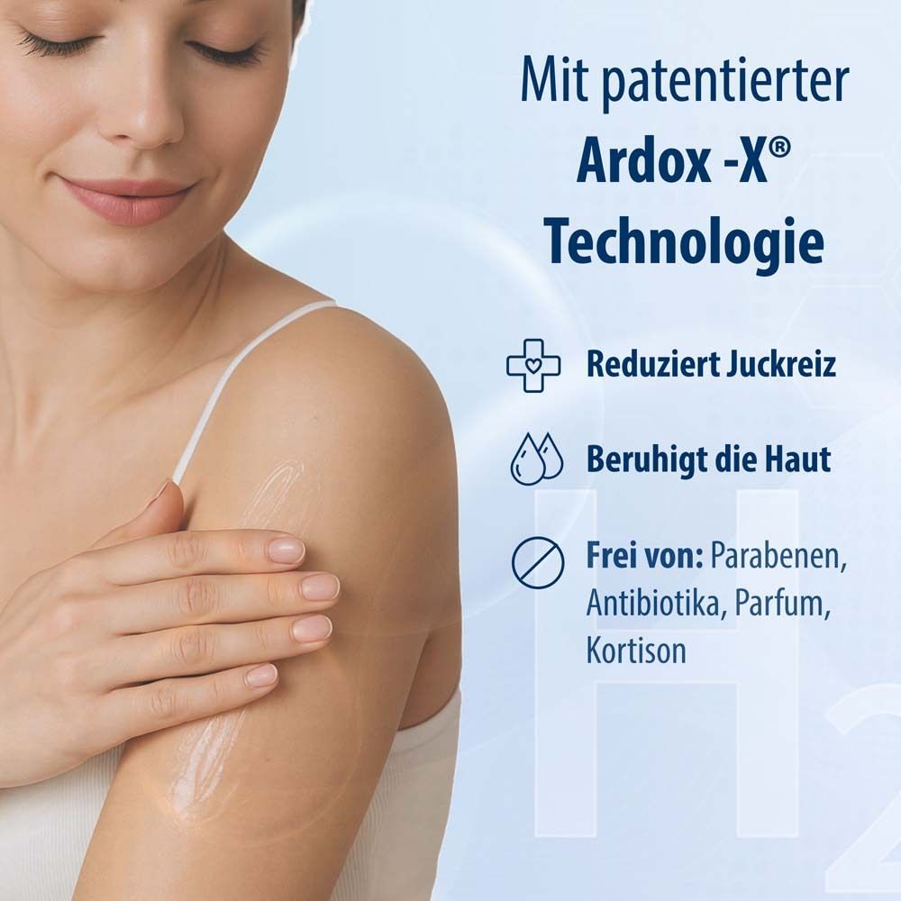 Nahaufnahme einer Frau, die Lotion auf ihren Arm aufträgt. Text: Mit patentierter Ardox-X Technologie. Reduziert Juckreiz.