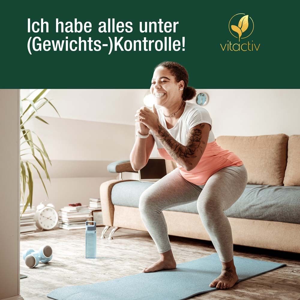 Frau macht Kniebeugen. Auf einer Matte. Im Hintergrund: Sofa, Uhr, Wasserflasche. Text: Ich habe alles unter (Gewichts-)Kontrolle!