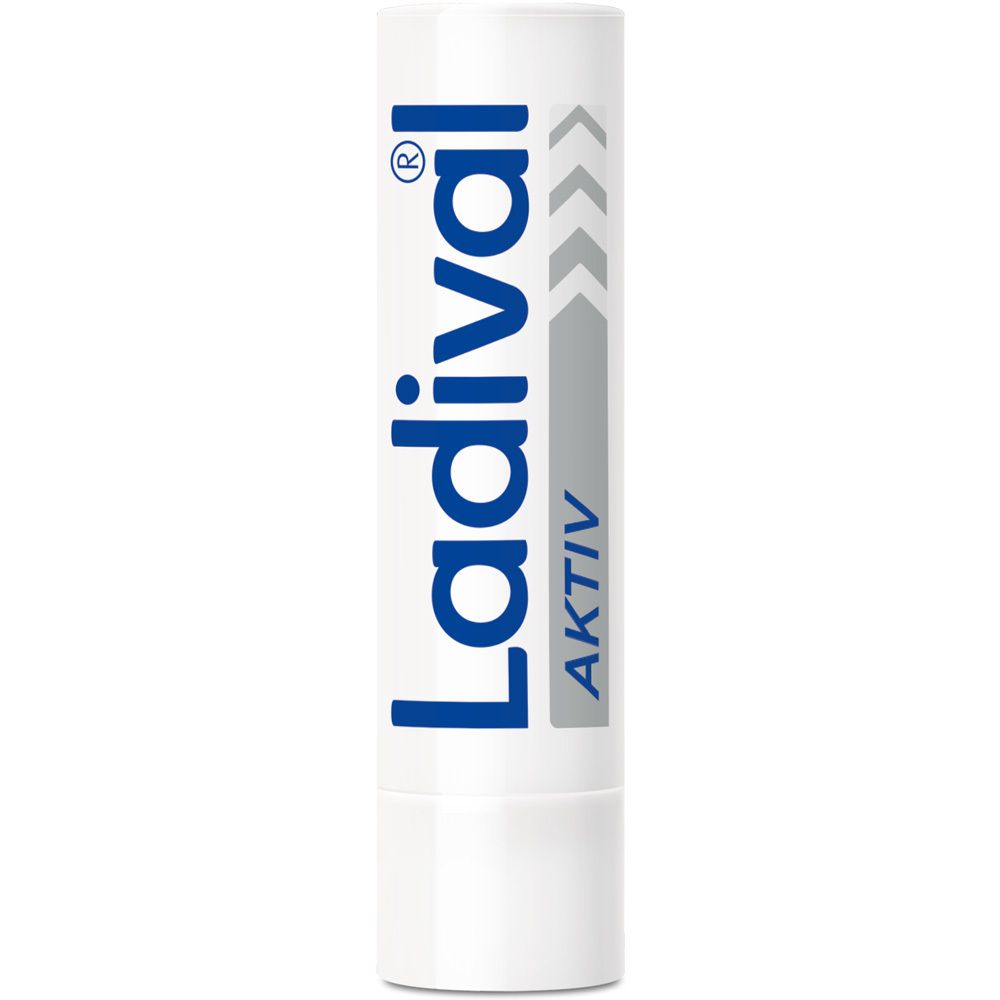 Weißer Lippenpflegestift mit blauem Ladival-Logo und „AKTIV“-Schriftzug. Pfeil-Design. 