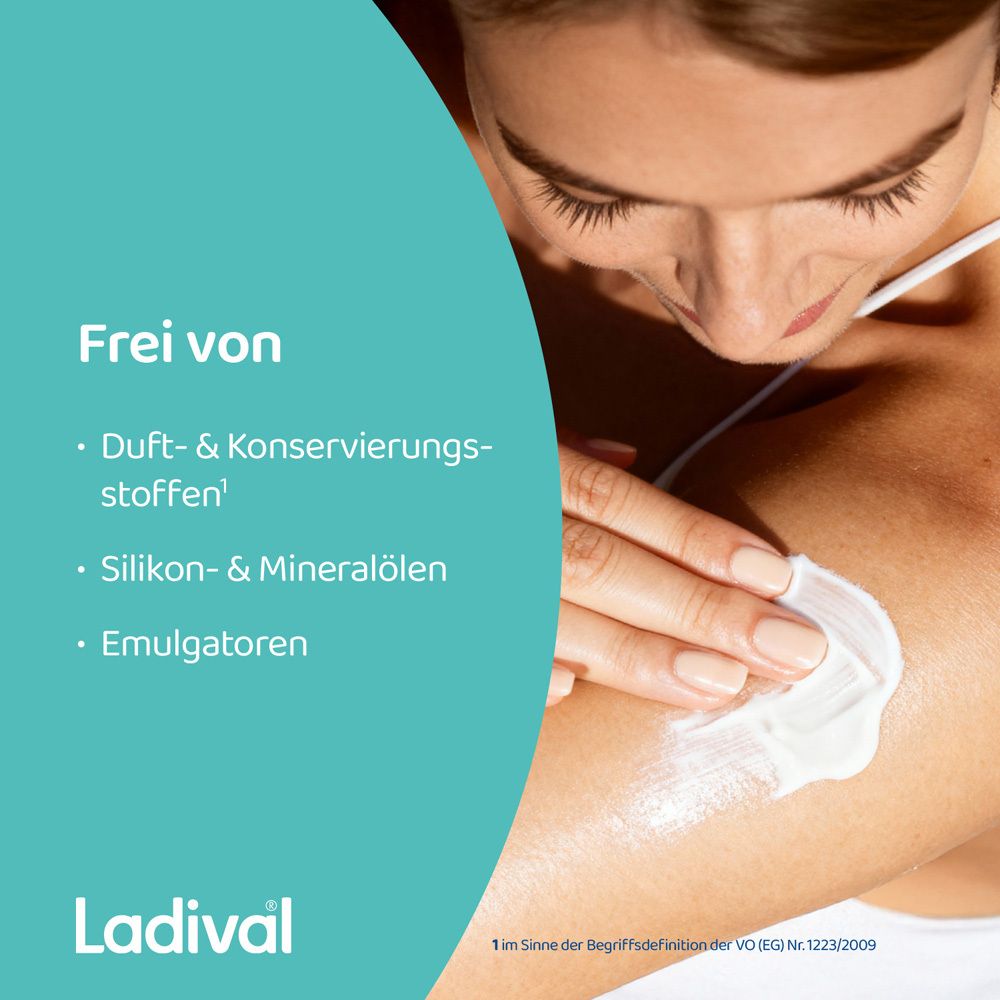 Frau trägt Lotion auf. Text: Frei von Duft- & Konservierungsstoffen, Silikon- & Mineralölen, Emulgatoren.