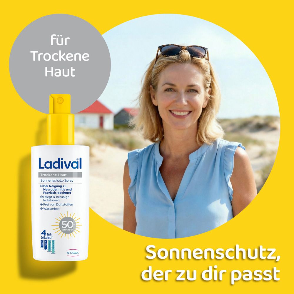 Frau am Strand mit Ladival Trockene Haut Sonnenschutz-Spray. Gelber Hintergrund. Text: Sonnenschutz, der zu dir passt.