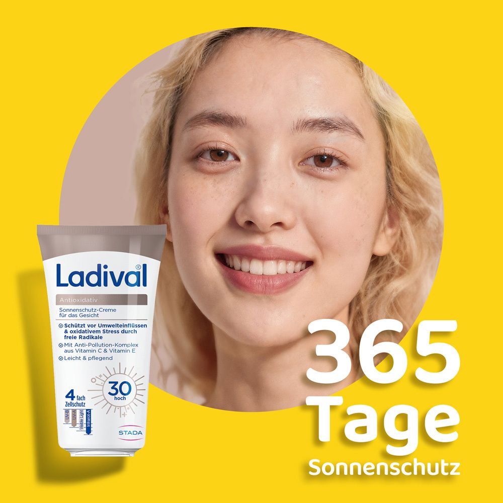 Frau mit Ladival-Tube. Gelber Hintergrund. Text: 365 Tage Sonnenschutz.