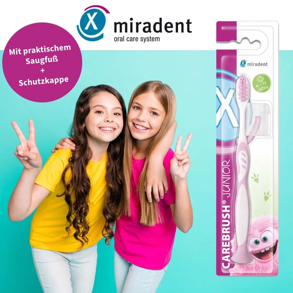 Zwei Mädchen mit Carebrush Junior Zahnbürste in Verpackung. Miradent-Logo. Text: Mit praktischem Saugnapf + Schutzkappe.