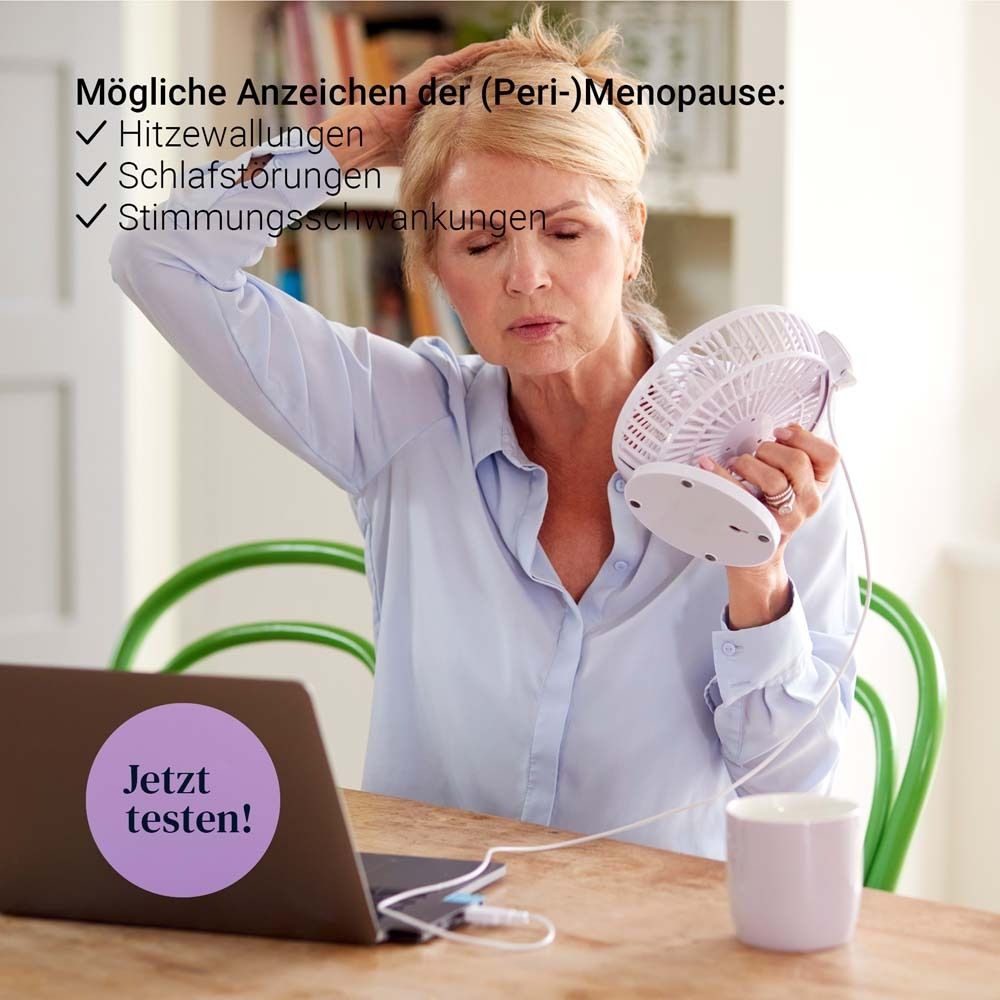 Frau mit Laptop und Ventilator. Text: Mögliche Anzeichen der (Peri-)Menopause. Jetzt testen!