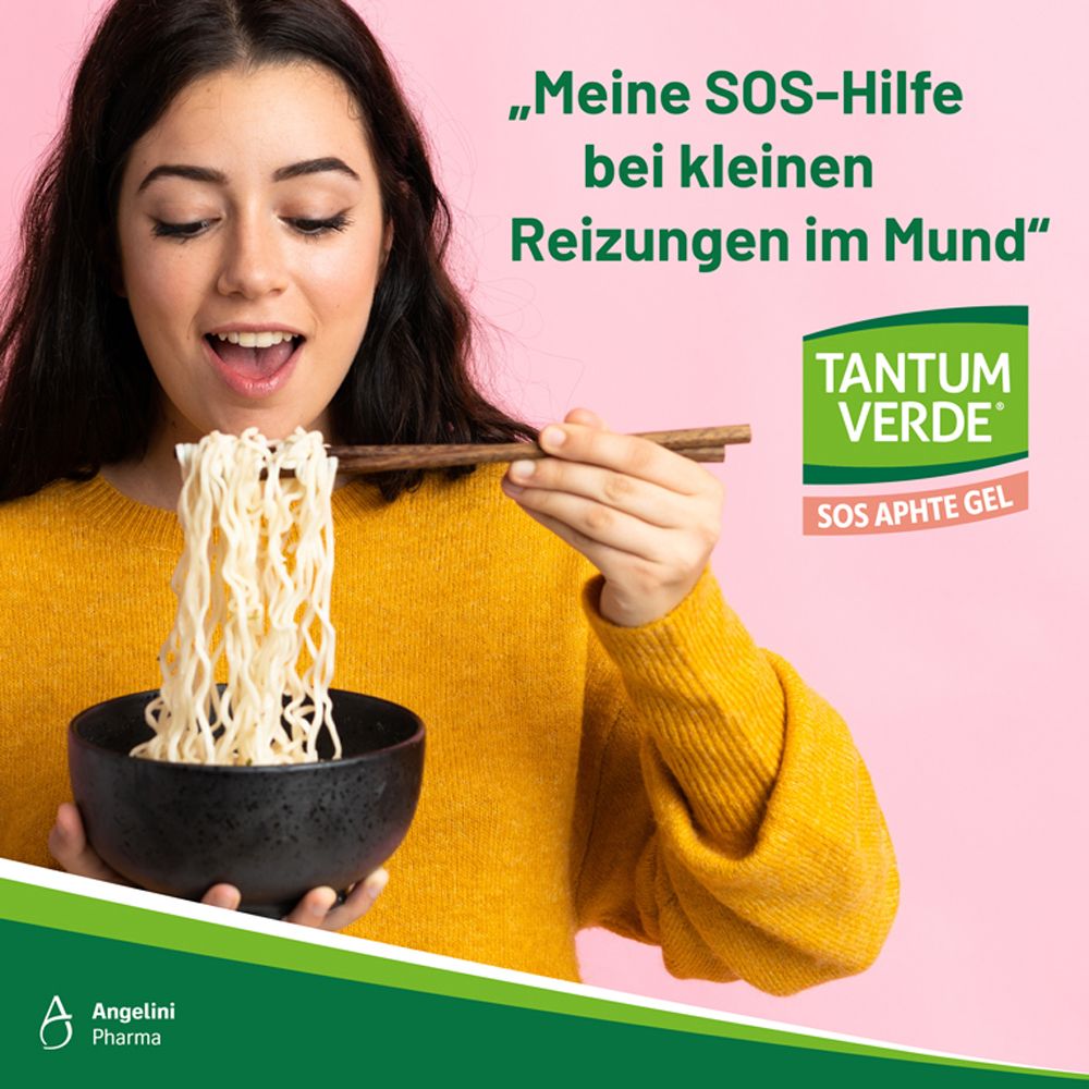 Frau isst Nudeln mit Stäbchen. Auf pinkem Hintergrund. Tantum Verde SOS Aphte Gel Logo.
