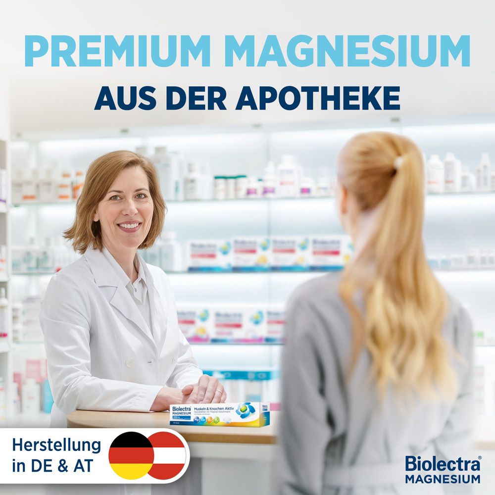 Apothekerin mit BIOLECTRA Magnesium 250 mg Kautabletten. Aufschrift: Premium-Vitalstoffe aus der Apotheke.