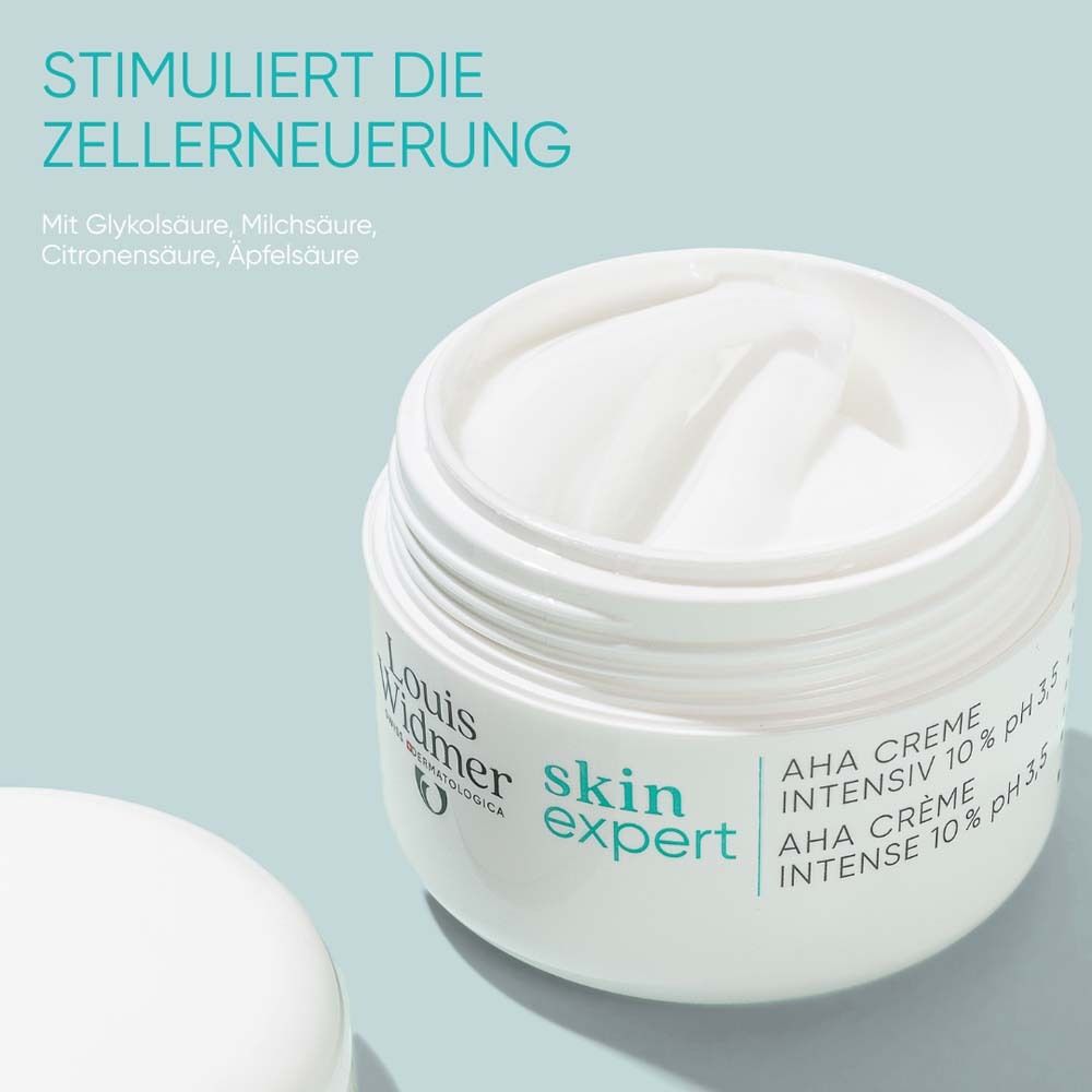 Offener Tiegel mit Creme. Text: Louis Widmer skin expert AHA Creme Intensiv 10% pH 3,5. Stimuliert die Zellerneuerung.