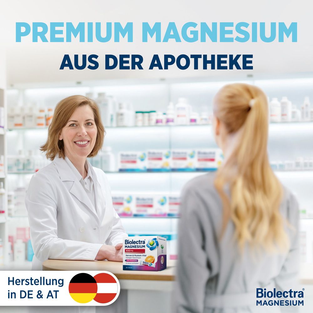 Apothekerin hält Packung Biolectra Magnesium. Premium-Magnesium aus der Apotheke.