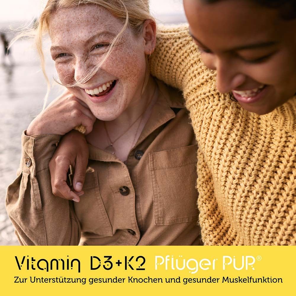 Zwei junge Frauen lächeln. Text: Vitamin D3+K2 Pflüger PUR. Zur Unterstützung gesunder Knochen und Muskeln.
