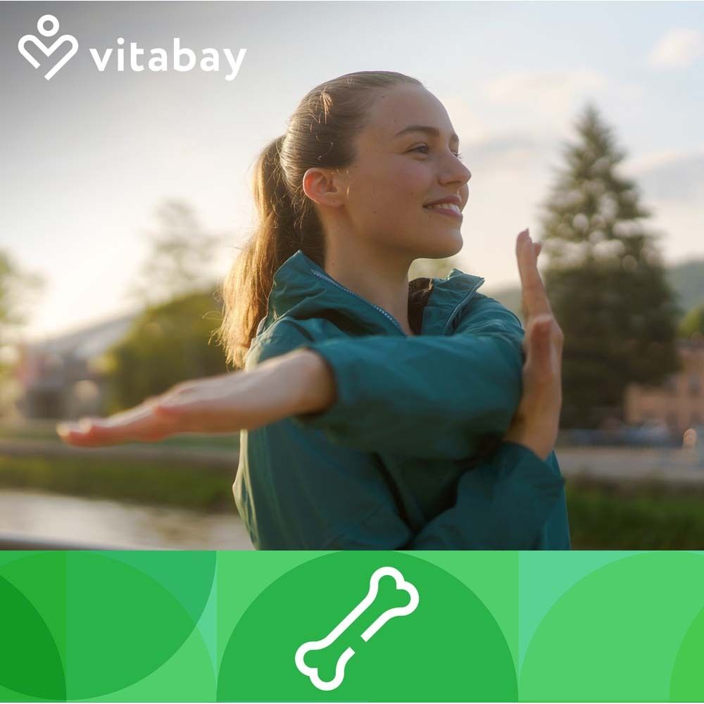 Junge Frau dehnt sich im Freien. Grünlippmuschel-Symbol. Vitabay-Logo. Hintergrund: Natur, Bäume, Fluss.