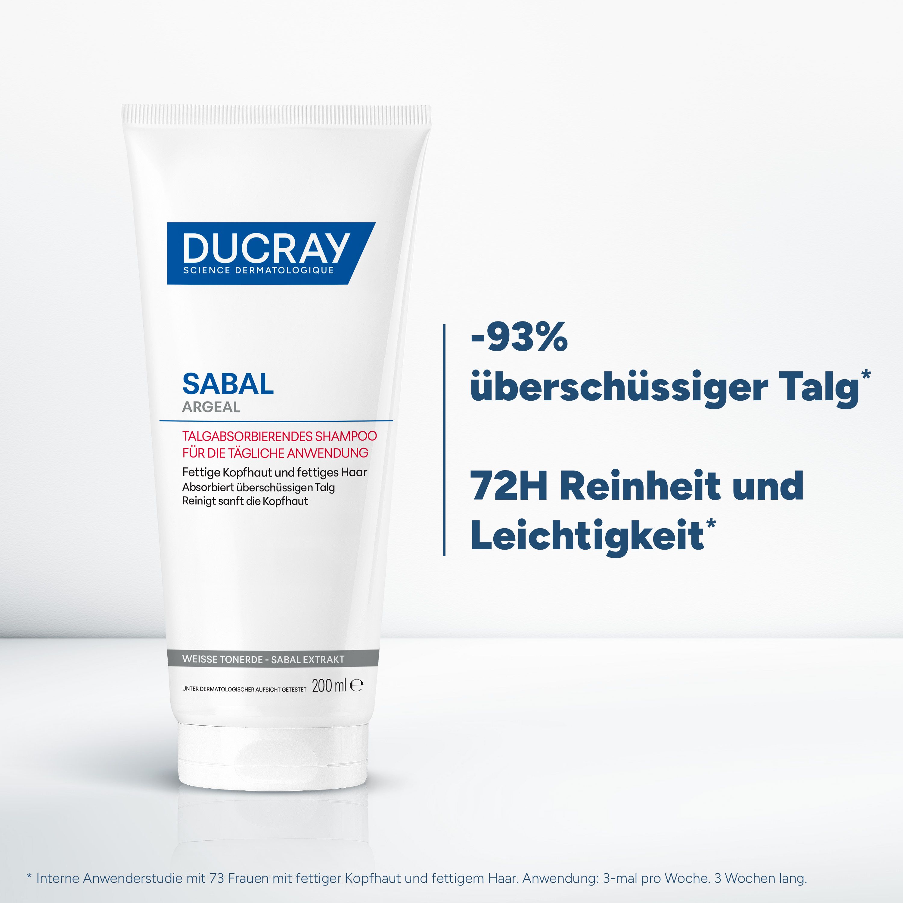Weißes Shampoo-Tube mit blauer Aufschrift. Enthält SABAL ARGEAL, talgabsorbierendes Shampoo. Marke: DUCRAY. Text: -93% überschüssiger Talg.
