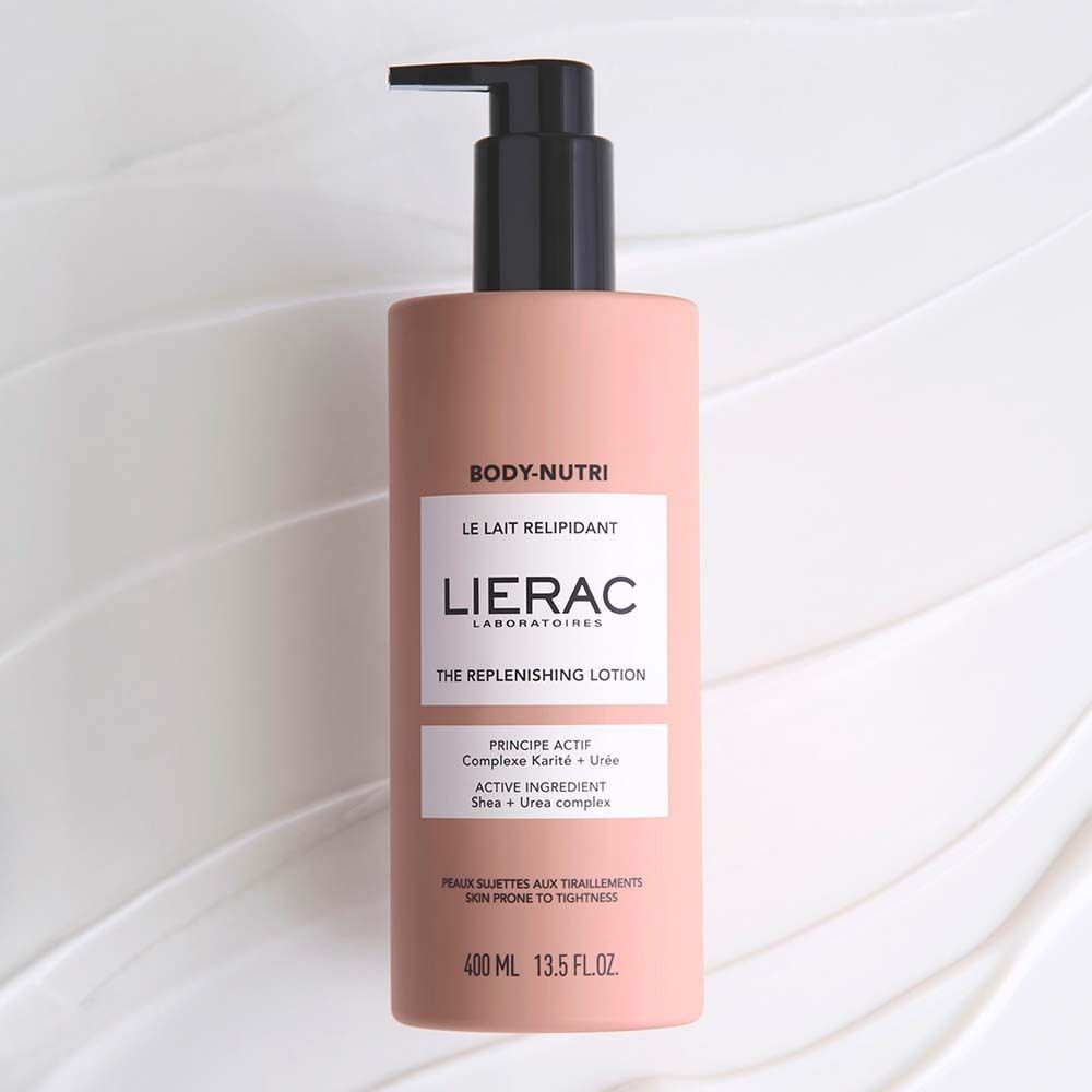 Rosa Flasche mit schwarzem Pumpverschluss. Aufschrift: LIERAC, BODY-NUTRI, THE REPLENISHING LOTION. 400 ml.