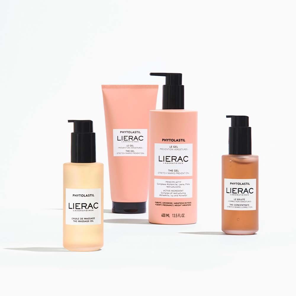 Vier rosa Flaschen und Tuben. LIERAC, Le Gel. Schwarze Deckel und Pumpen. Auf weißem Hintergrund.