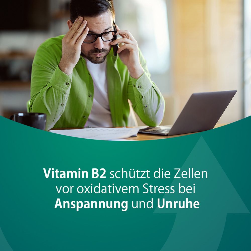 Mann am Telefon. Text: Vitamin B2 schützt die Zellen vor oxidativem Stress bei Anspannung und Unruhe.