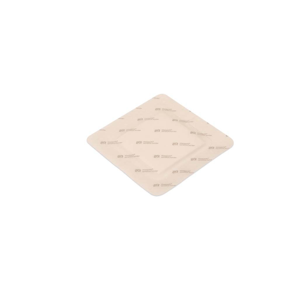 Quadratischer Wundverband. Beige. Mit Silikon und Kleberand. Einzelverpackt. Auf weißem Hintergrund.