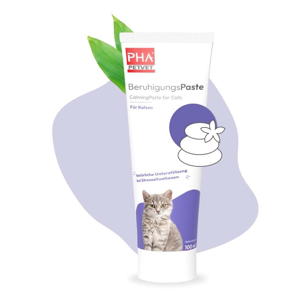 Weiße Tube mit Produktnamen und Katzenabbildung. Text: BeruhigungsPaste, CalmingPaste for Cats. 100 ml. Grüne Blätter.