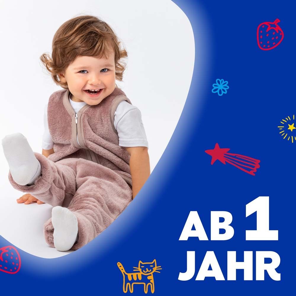 Kind sitzt, lächelt. Text: Ab 1 Jahr. Blaue Grafik.