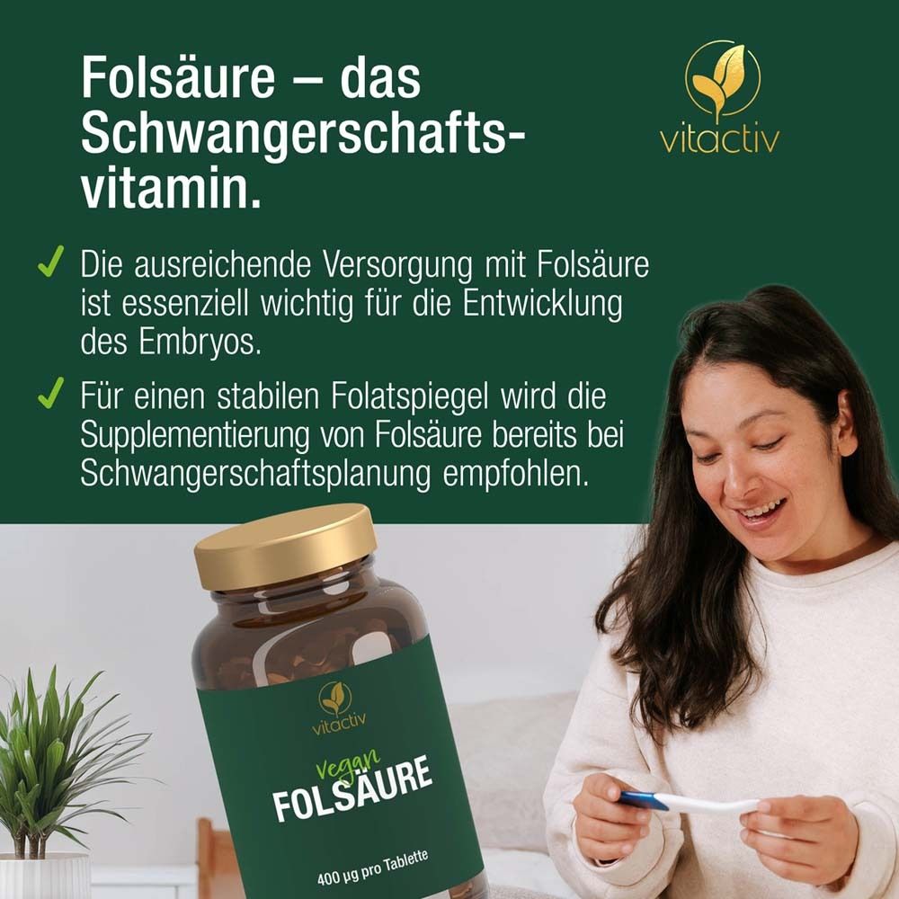 Frau mit Schwangerschaftstest und Flasche. Text: Folsäure - das Schwangerschaftsvitamin. Logo: vitactiv.