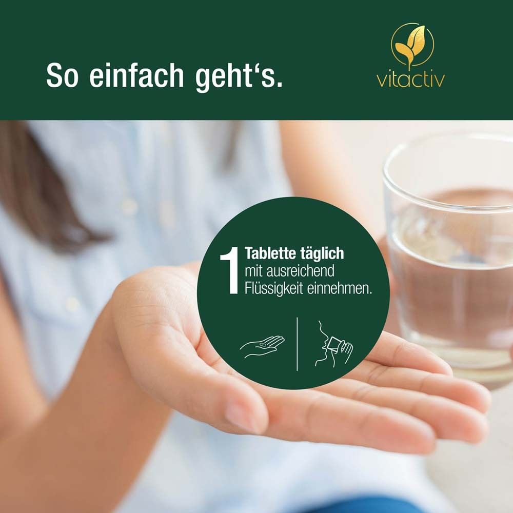 Hand mit Tablette und Glas Wasser. Text: 1 Tablette täglich mit ausreichend Flüssigkeit einnehmen.