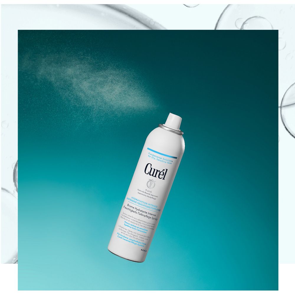 Weißes Spray mit hellblauem Deckel sprüht. Aufschrift: Curél, Feuchtigkeitspflege Spray. Hintergrund: blau. Für trockene, empfindliche Haut.