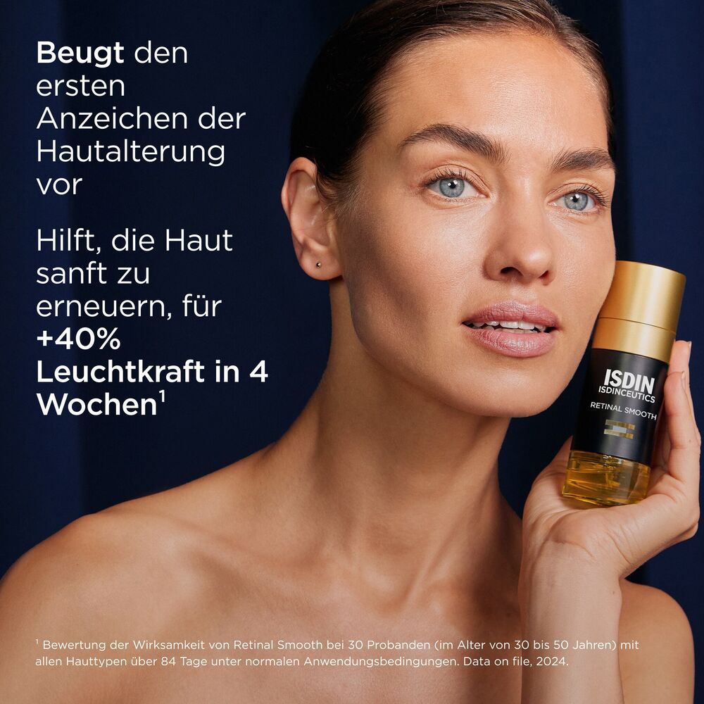 Frau mit Serumflakon. Text über Hautalterung und Leuchtkraft. Flakon mit goldfarbenem Deckel.