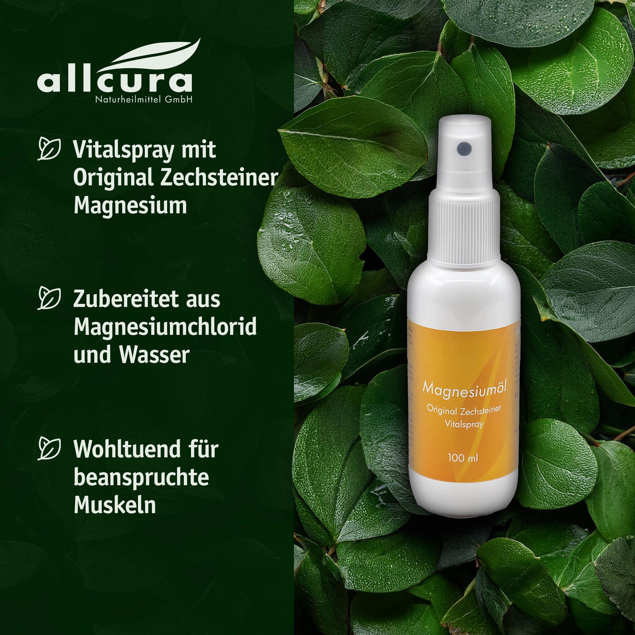 Weiße Sprühflasche mit gelbem Etikett, umgeben von grünen Blättern. Beschriftung: allcura, Magnesiumöl, 100 ml.