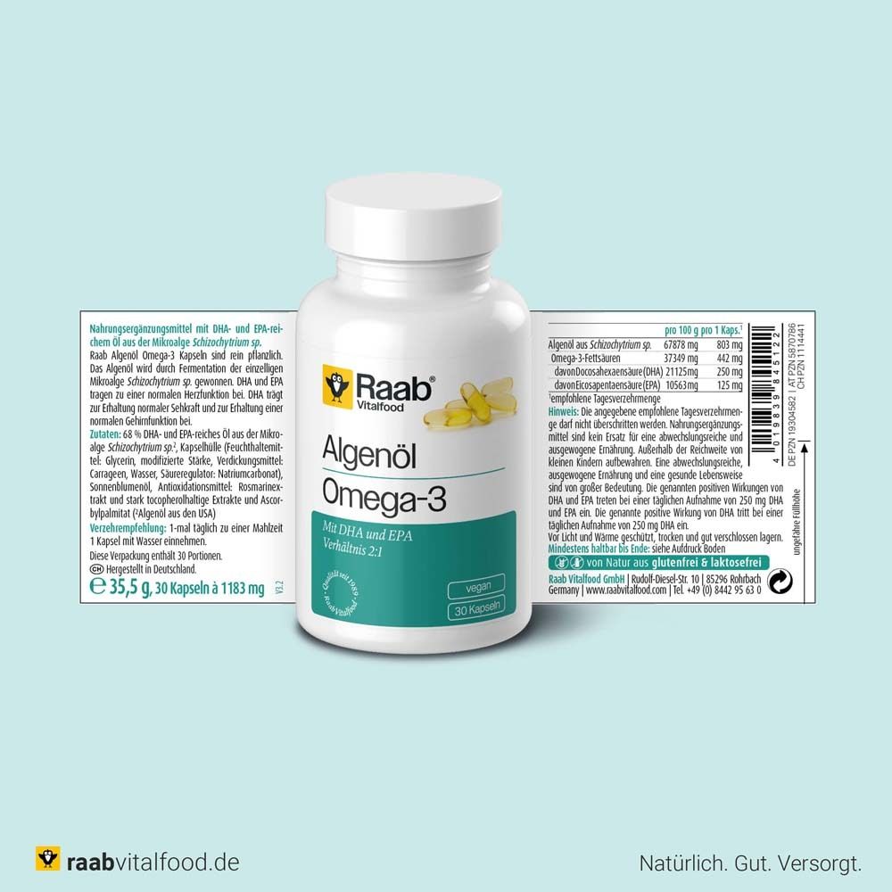 Flasche mit Kapseln und Beipackzettel. Aufschrift: Raab Vitalfood Algenöl Omega-3. 30 Kapseln.