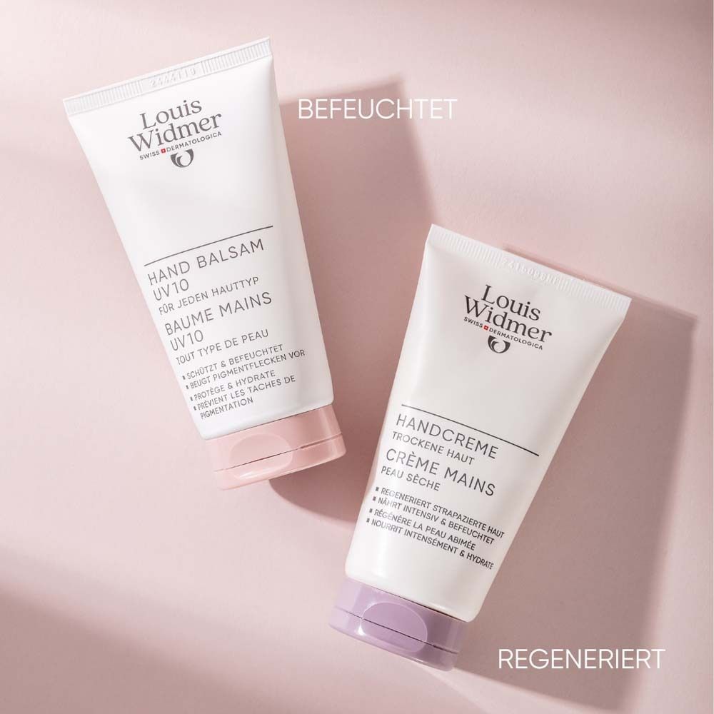 Zwei Tuben Louis Widmer Handcreme und Handbalsam. Rosa Hintergrund. Text: Befeuchtet und Regeneriert.