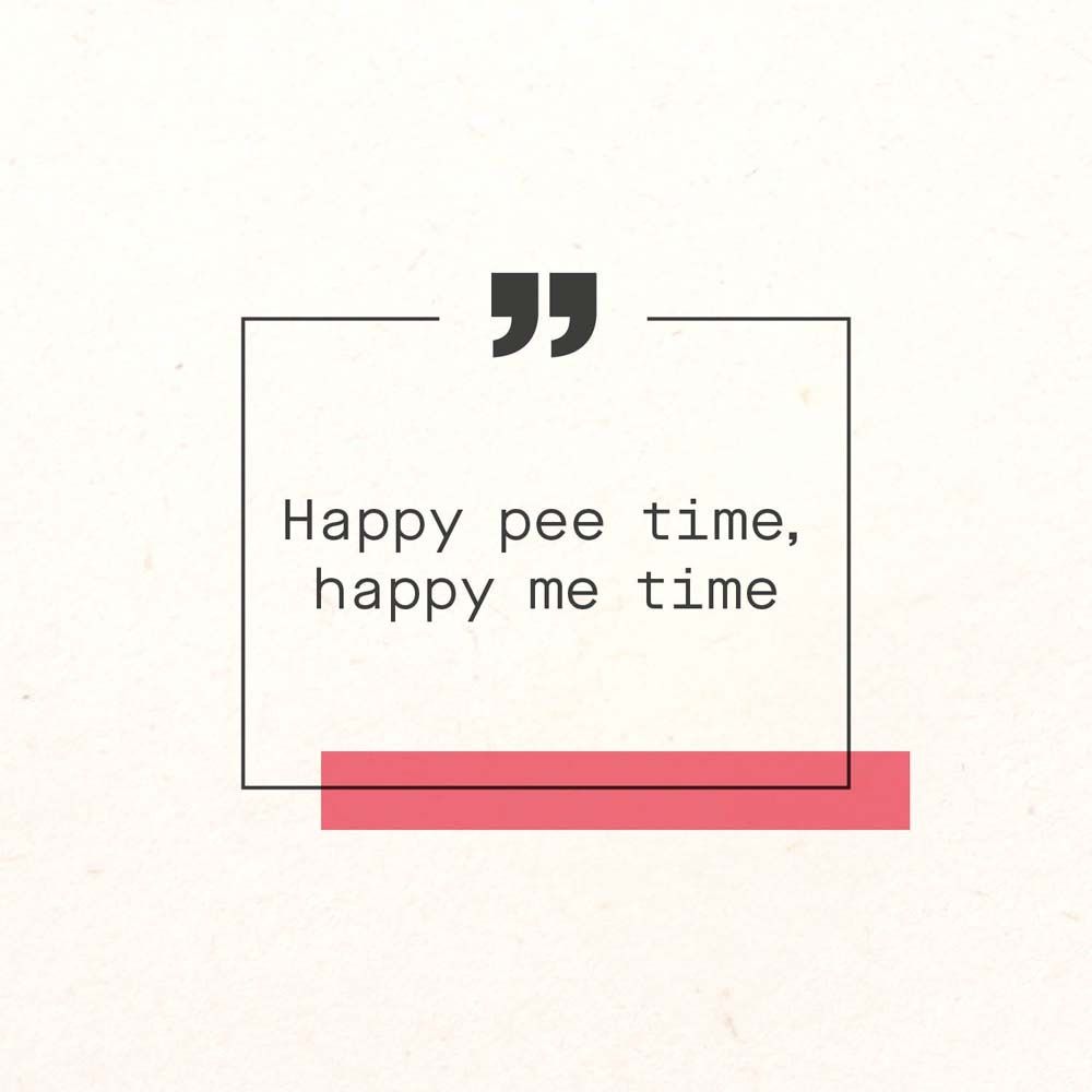 Text in einer Sprechblase: Happy pee time, happy me time. Schwarze Schrift auf weißem Grund mit rotem Balken.