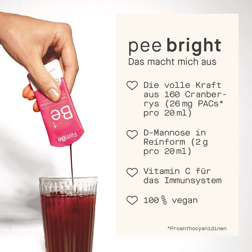Hand gießt Flüssigkeit aus einem Beutel in ein Glas. Text: pee bright. Inhaltsstoffe: Cranberry, D-Mannose, Vitamin C.