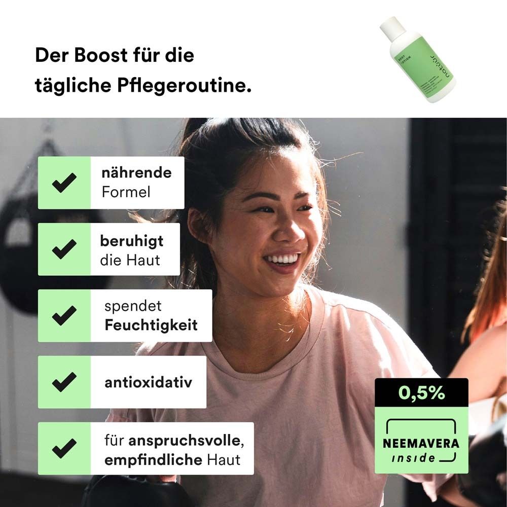 Frau lächelt. Text: nährende Formel, beruhigt die Haut, spendet Feuchtigkeit, antioxidativ, für empfindliche Haut. Flasche.