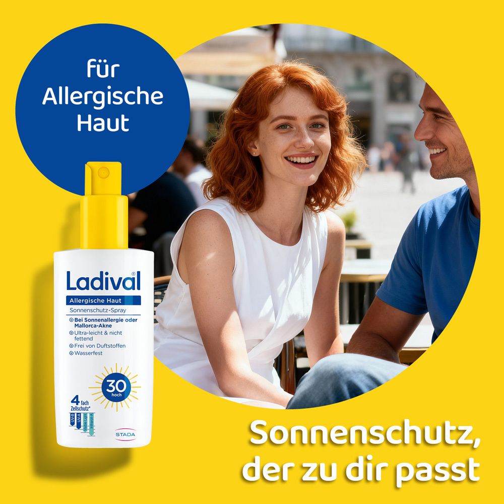 Ladival® Sonnenschutz-Spray für allergische Haut. Frau und Mann sitzen im Freien. Gelber Hintergrund.