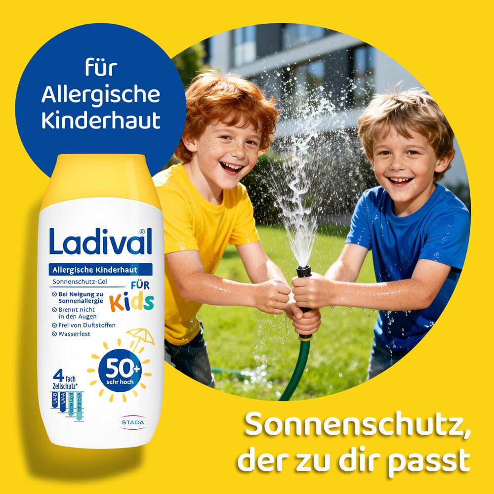 Zwei Kinder spielen mit Wasser. Daneben Ladival® Sonnenschutz-Gel. Text: Für allergische Kinderhaut, 50+.