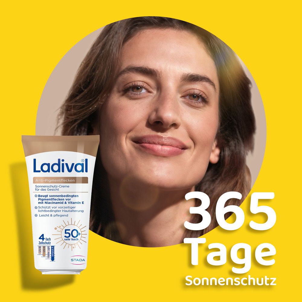 Frau mit Ladival Anti-Pigmentflecken Sonnenschutz-Creme Gesicht LSF 50+ Tube. Gelber Hintergrund. Text: 365 Tage Sonnenschutz.