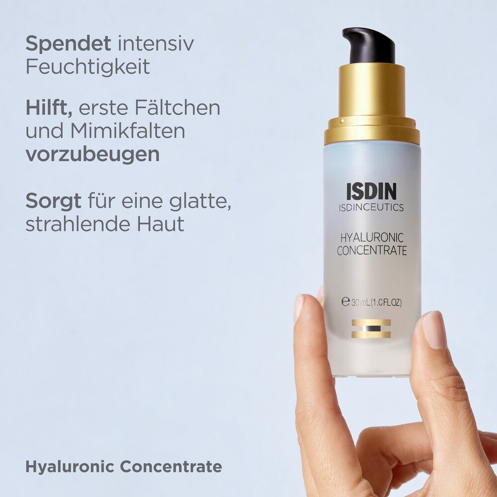 Hand hält Isdin Hyaluronic Concentrate Serum mit Textangaben.