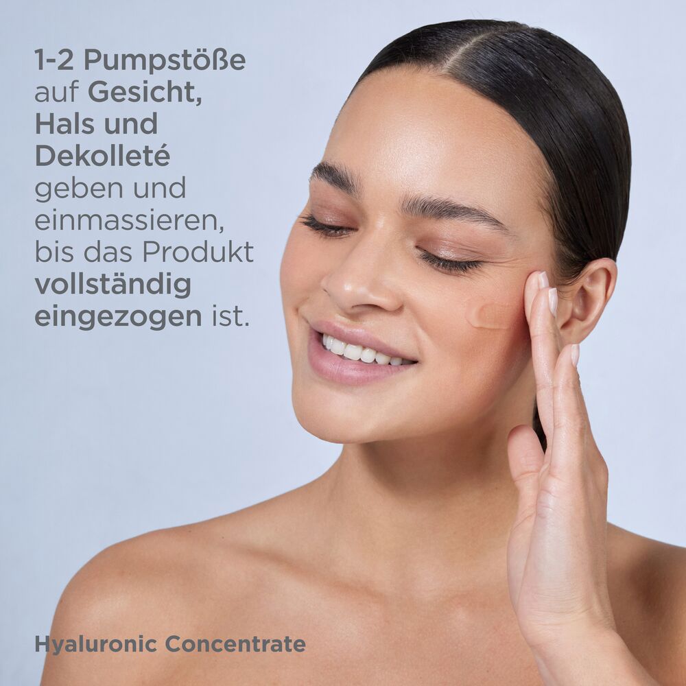 Frau trägt Isdin Hyaluronic Concentrate Serum auf.