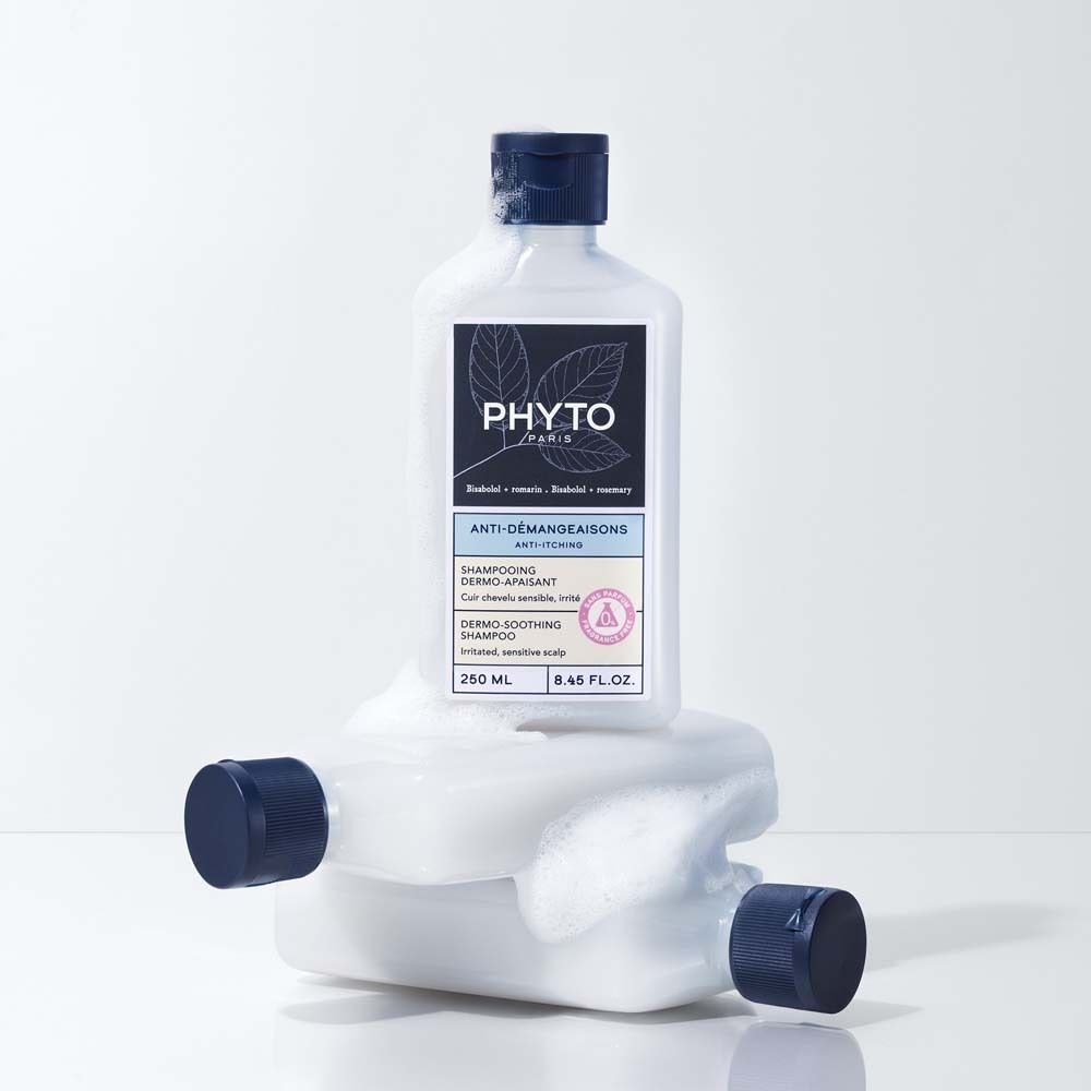 Zwei Flaschen mit blauem Deckel auf Schaum. Etikett mit Logo und Text: Anti-Juckreiz Shampoo. 250 ml.