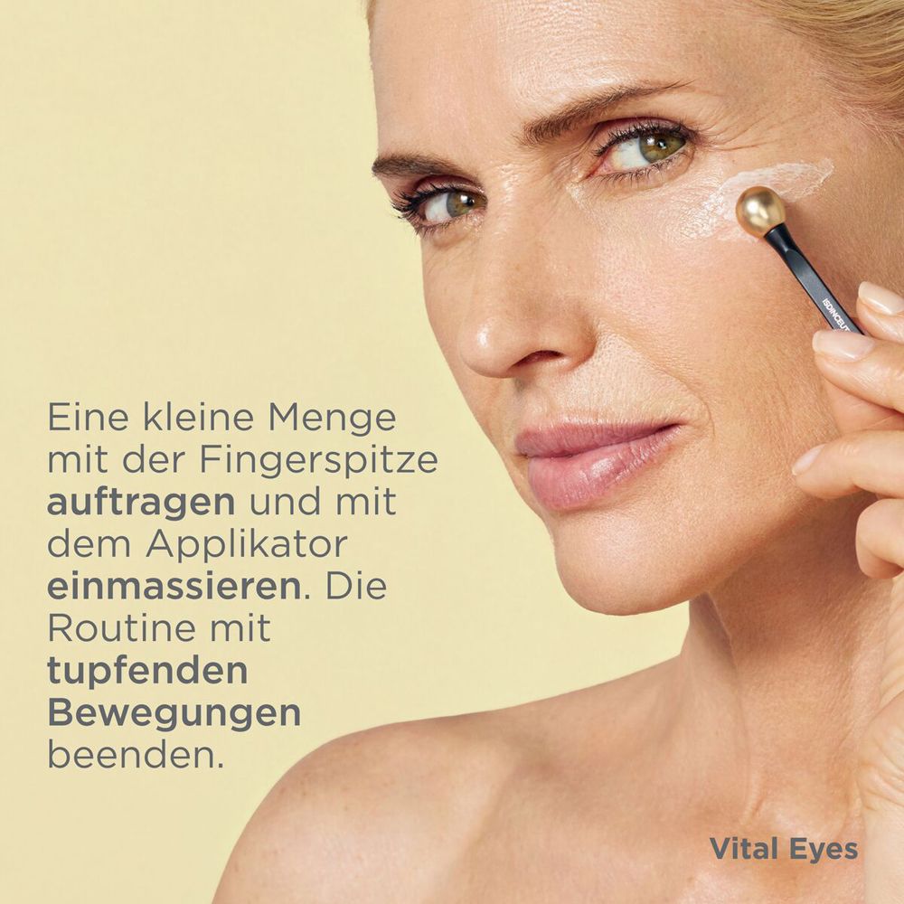 Frau trägt Augencreme mit Applikator auf. Text: Vital Eyes. Anwendung mit Fingerspitze und Applikator.