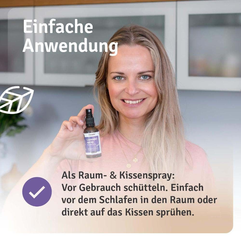 Frau hält Produktflasche. Text: Einfache Anwendung. Als Raum- & Kissenspray: Vor Gebrauch schütteln. Einfach vor dem Schlafen in den Raum oder direkt auf das Kissen sprühen.