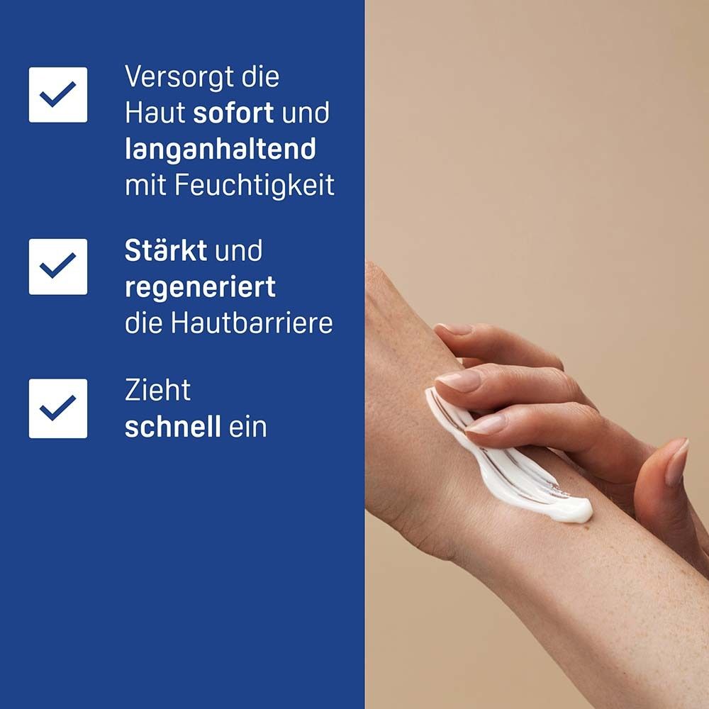 Hand mit Creme auf Haut. Text: Versorgt mit Feuchtigkeit, stärkt Hautbarriere, zieht schnell ein.