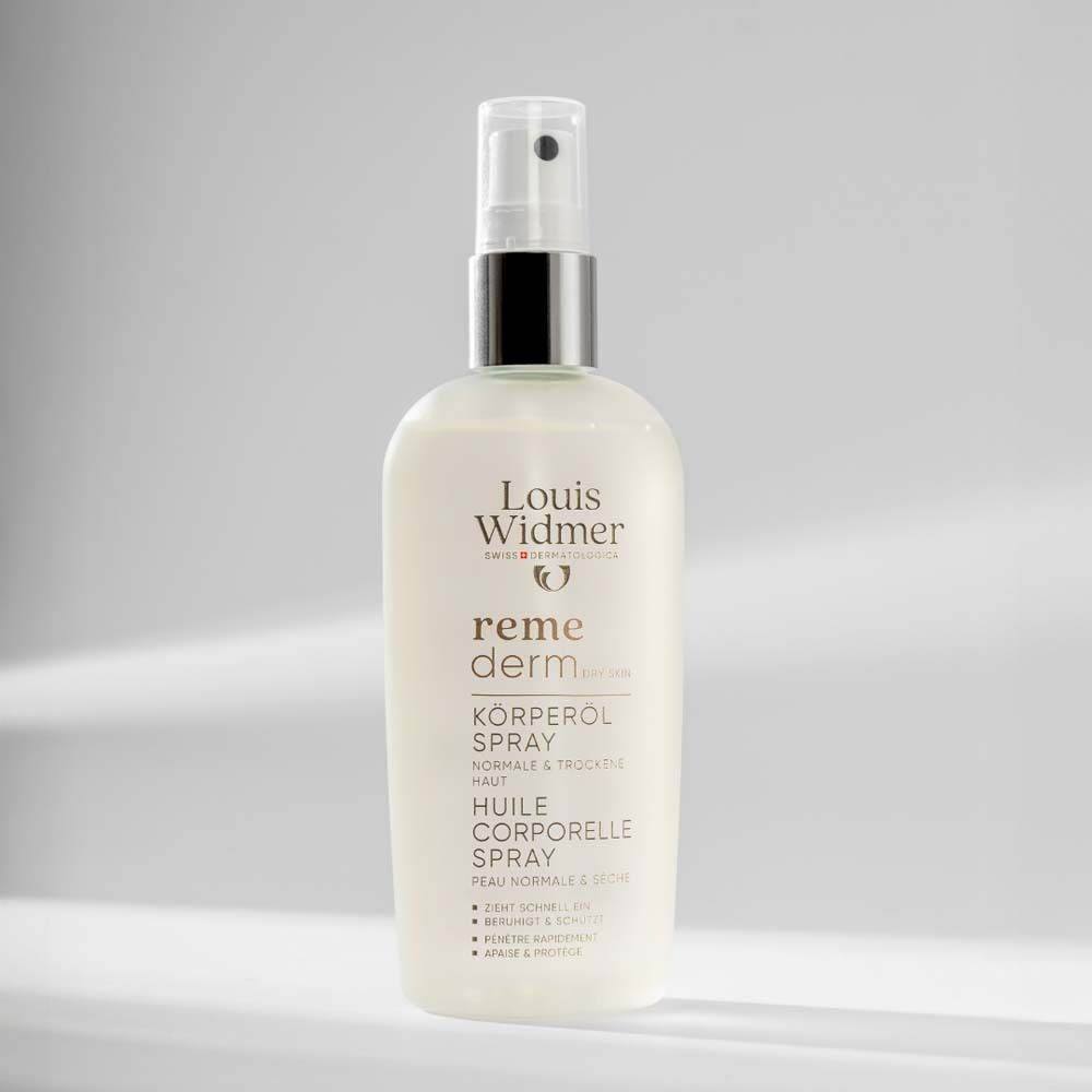 Nahaufnahme einer Frau mit geschlossenen Augen, die ihre Hand sanft an ihre Wange legt.