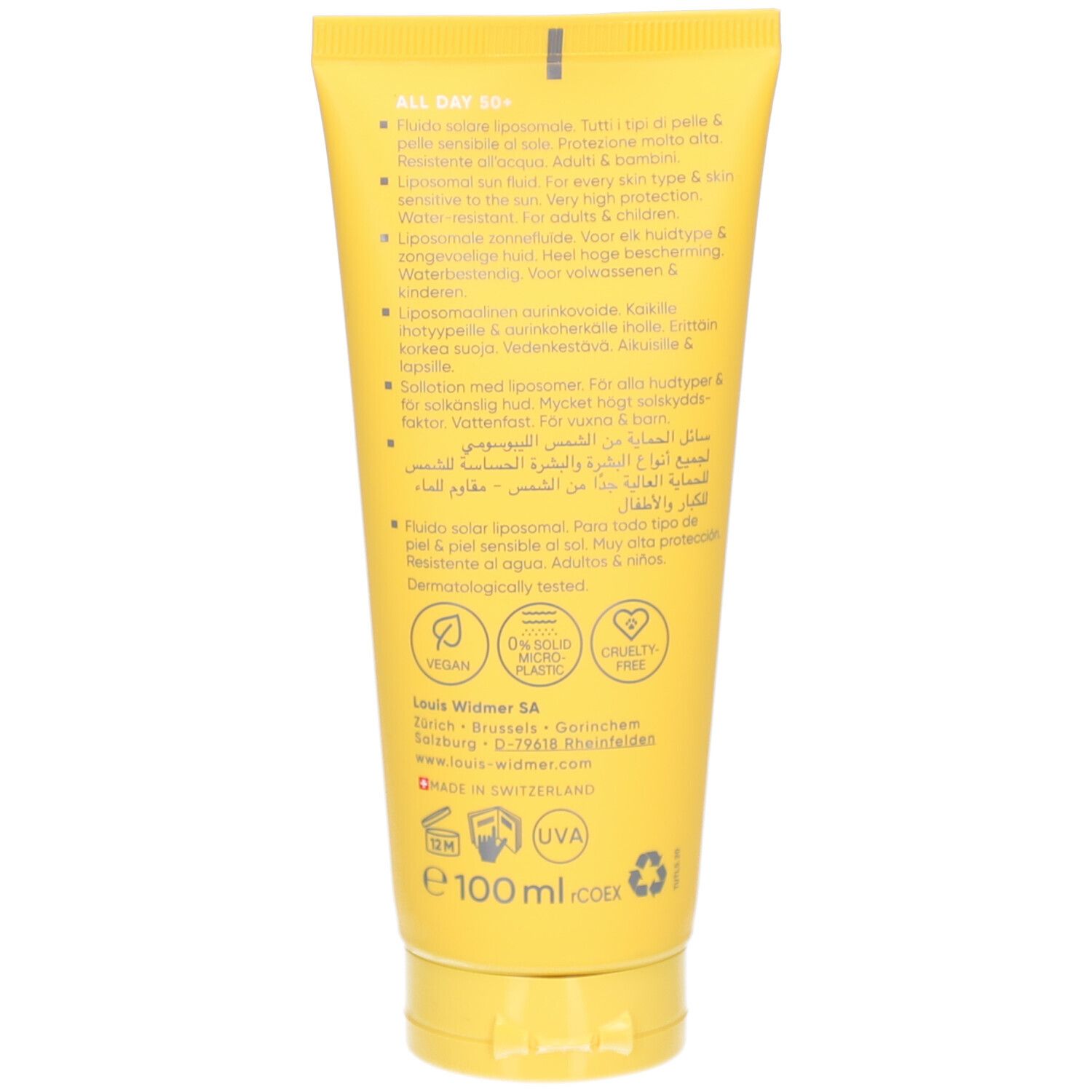 Rückseite einer gelben Tube Sonnencreme. Text in mehreren Sprachen. Angaben zu Inhaltsstoffen, Zertifizierungen und Hersteller.