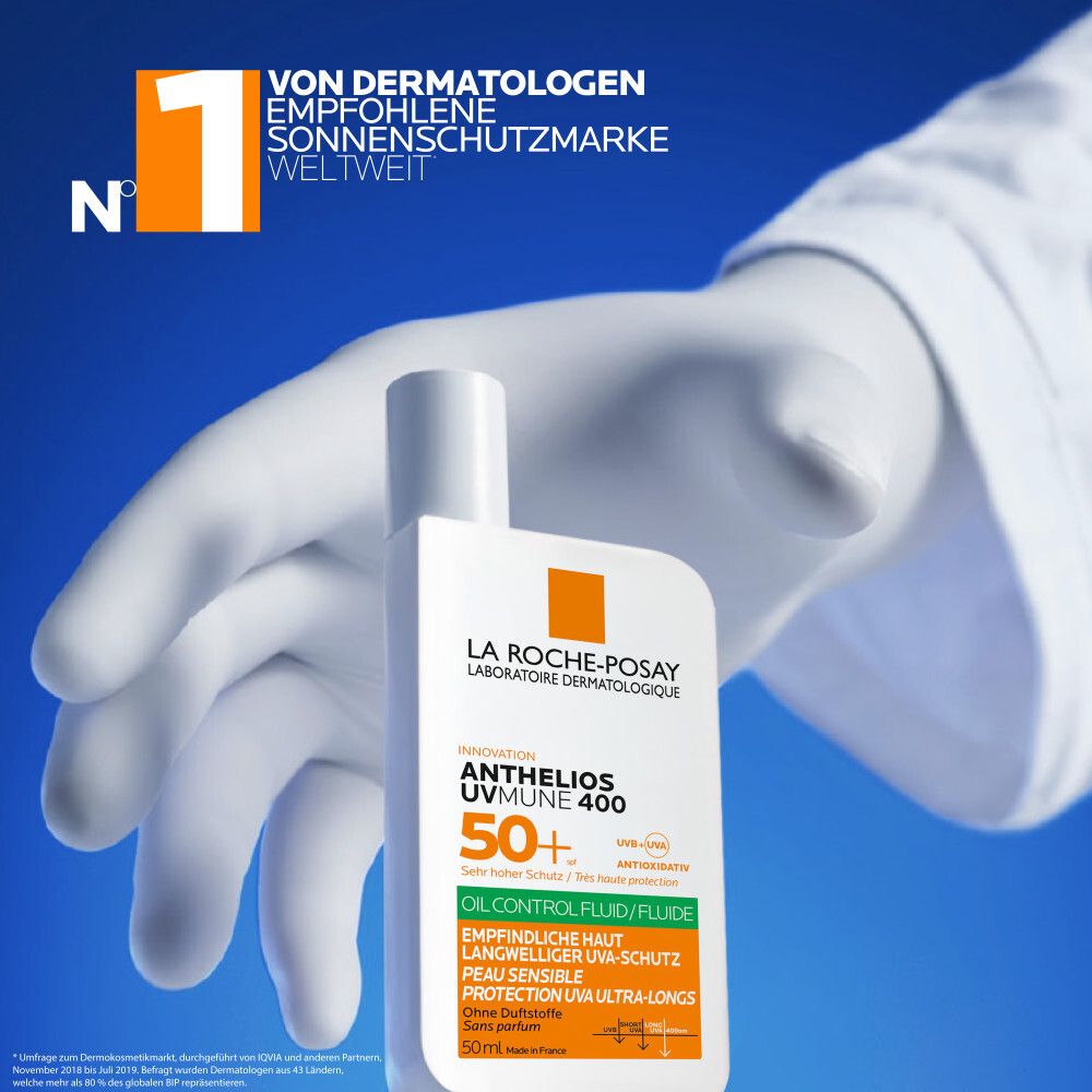 La Roche-Posay Anthelios Oil Control Fluid LSF 50+ Sonnencreme in weißer Flasche, gehalten von einer Hand in einem weißen Handschuh. Nr. 1 von Dermatologen empfohlene Sonnenschutzmarke.