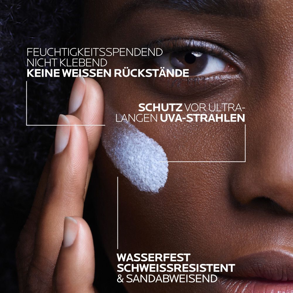 Gesicht mit Produkt. Text: Feuchtigkeitsspendend, keine weißen Rückstände, Schutz vor UVA-Strahlen, wasserfest.