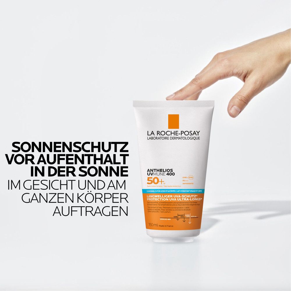 Hand hält La Roche-Posay Anthelios UVmune 400 LSF 50+ Milch. Text: Sonnenschutz vor Aufenthalt in der Sonne.